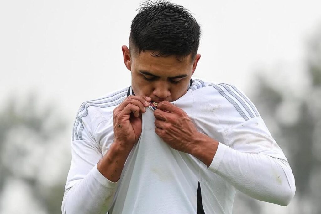 Benjamín Castro celebrando un gol con Colo-Colo Sub-20.