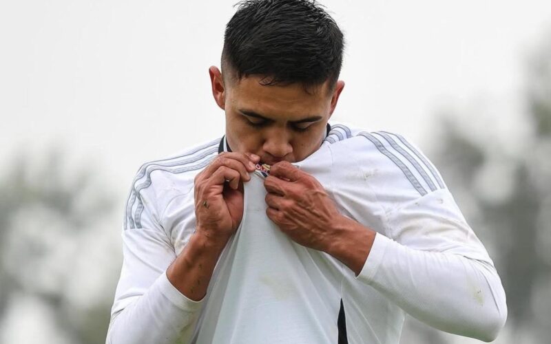 Benjamín Castro celebrando un gol con Colo-Colo Sub-20.