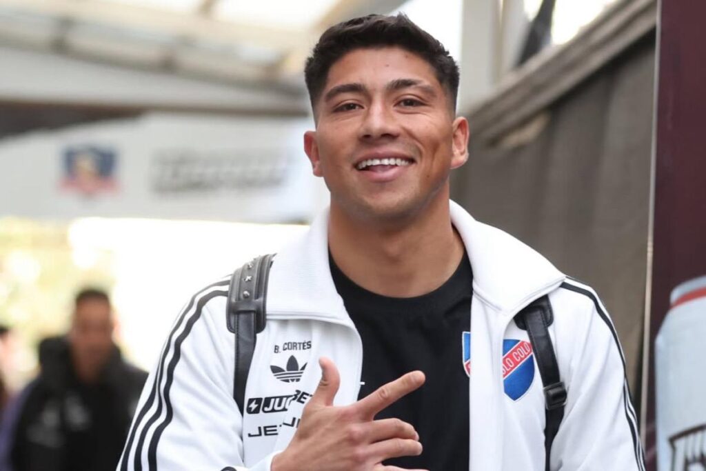 Brayan Cortés con indumentaria de Colo-Colo, ingresando al Estadio Monumental.