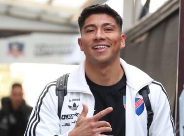 Brayan Cortés con indumentaria de Colo-Colo, ingresando al Estadio Monumental.