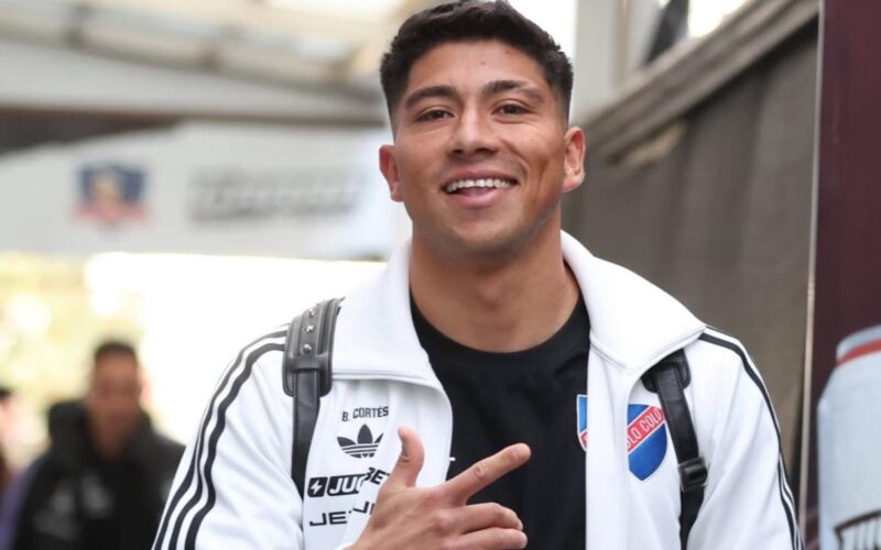 Brayan Cortés con indumentaria de Colo-Colo, ingresando al Estadio Monumental.