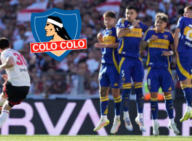 Jugadores de Boca Juniors saltando durante un tiro libre de River Plate, juntos al escudo de Colo-Colo.