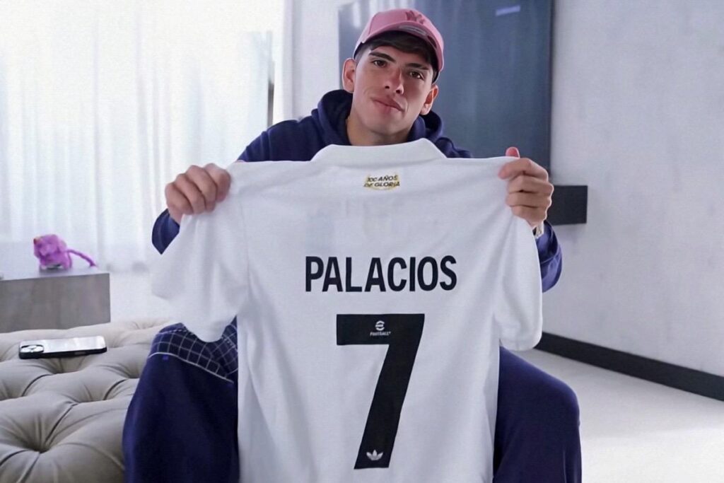 Carlos Palacios posando con la camiseta del Centenario de Colo-Colo.