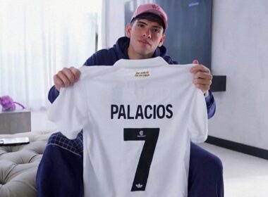 Carlos Palacios posando con la camiseta del Centenario de Colo-Colo.