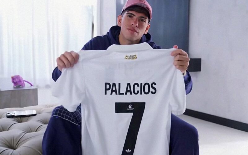 Carlos Palacios posando con la camiseta del Centenario de Colo-Colo.