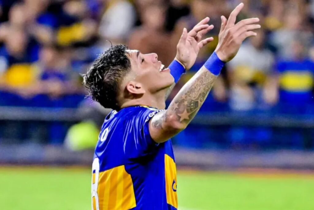 Carlos Palacios celebrando un gol con la camiseta de su actual club. 