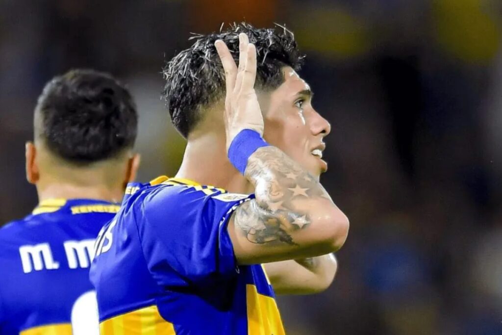 La celebración de Carlos Palacios en homenaje a Juan Román Riquelme. 