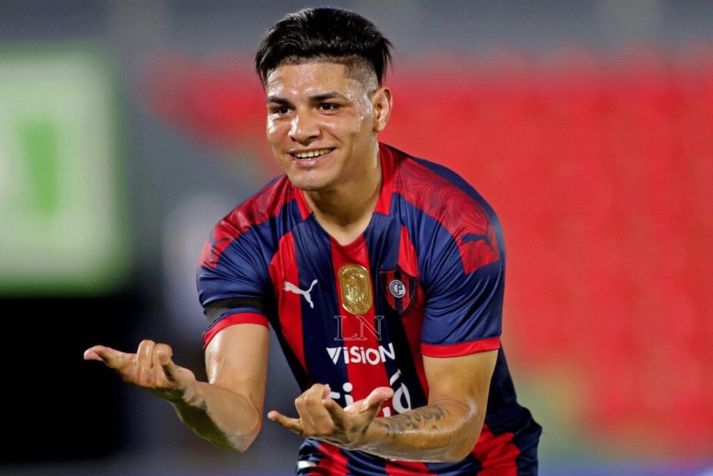 Claudio Aquino con la camiseta de Cerro Porteño.