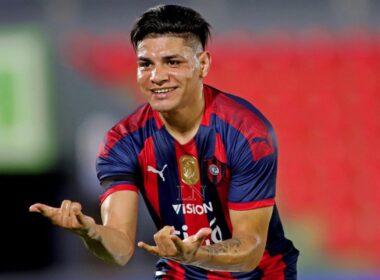 Claudio Aquino con la camiseta de Cerro Porteño.
