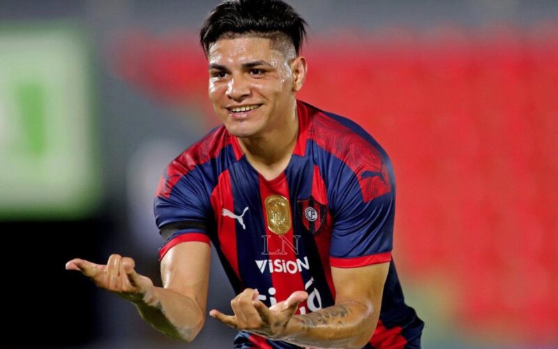 Claudio Aquino con la camiseta de Cerro Porteño.