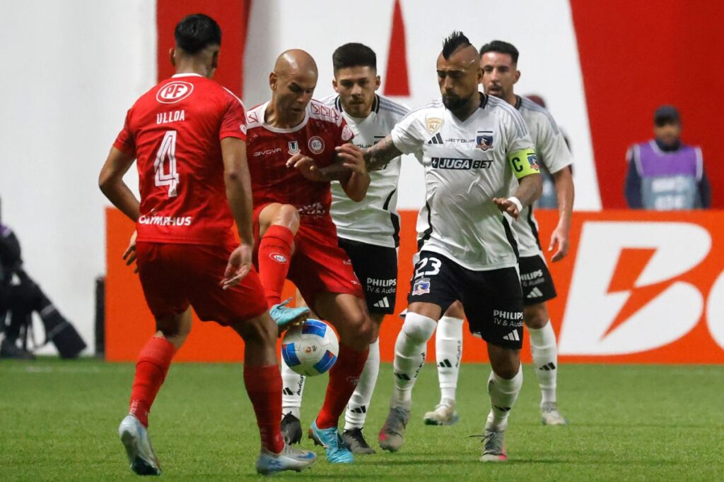 Arturo Vidal disputando un balón en el partido ante Unión La Calera por la Liga de Primera.