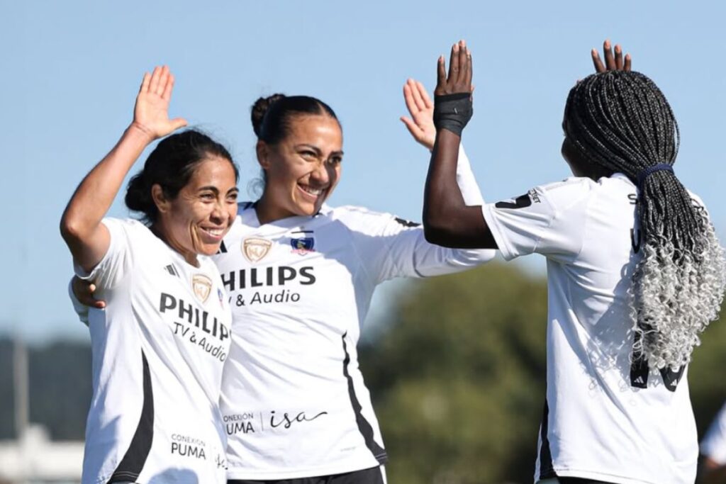 Colo-Colo Femenino celebrando