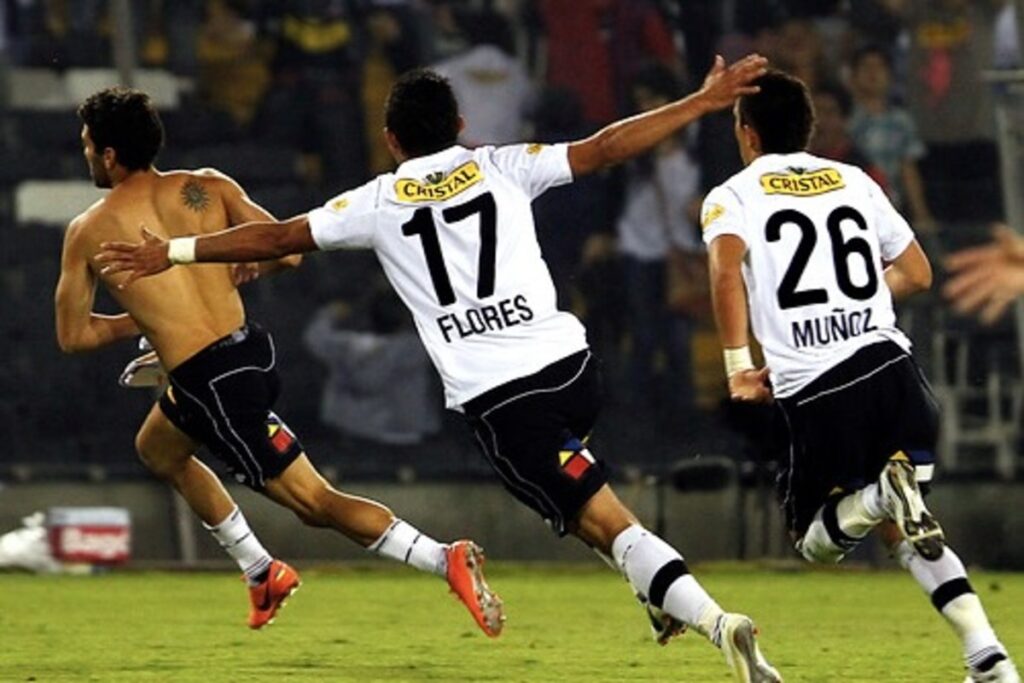 Olivi, Flores y Muñoz celebrando un gol por Colo-Colo.