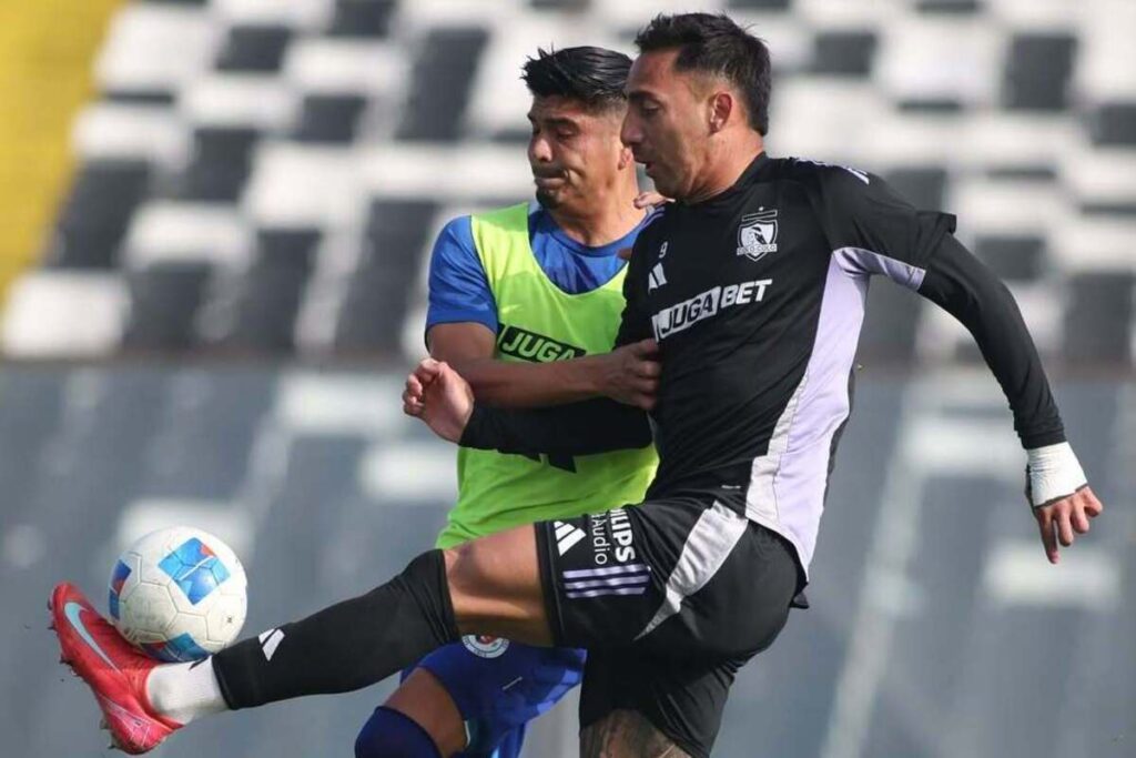 Javier Correa golpeando el balón durante un amistoso entre Colo-Colo y Deportes Santa Cruz.