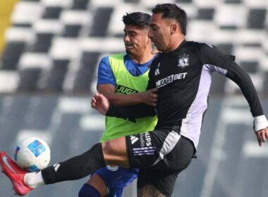 Javier Correa golpeando el balón durante un amistoso entre Colo-Colo y Deportes Santa Cruz.