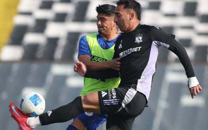 Javier Correa golpeando el balón durante un amistoso entre Colo-Colo y Deportes Santa Cruz.