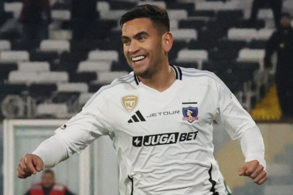 Sebastián Vegas celebrando un gol por Colo-Colo.