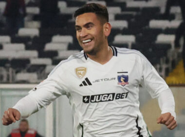 Sebastián Vegas celebrando un gol por Colo-Colo.