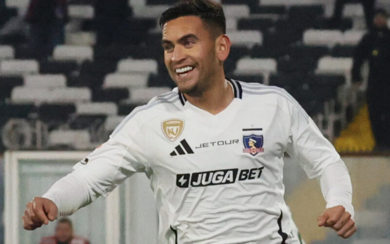 Sebastián Vegas celebrando un gol por Colo-Colo.