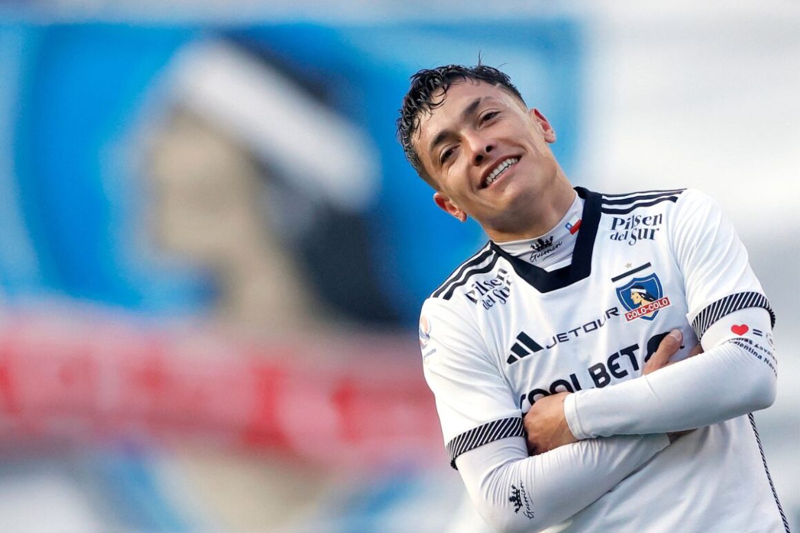 Cristián Zavala tras marcar un gol con Colo-Colo.