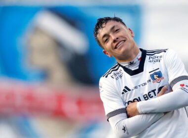 Cristián Zavala tras marcar un gol con Colo-Colo.