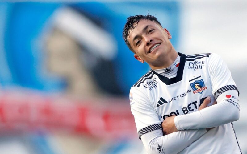 Cristián Zavala tras marcar un gol con Colo-Colo.