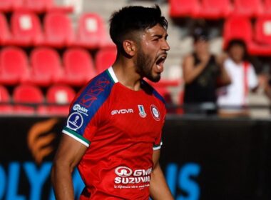 Diego Ulloa celebrando un gol con la camiseta de Unión la Calera.