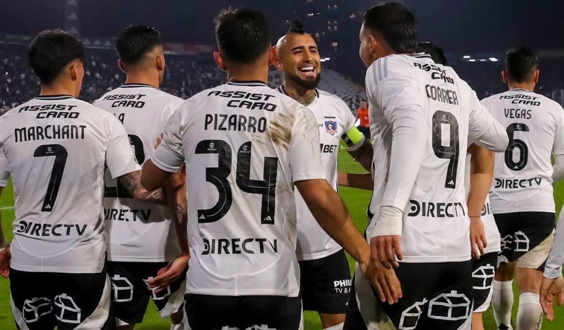 Plantel de Colo-COlo celebrando un gol en el Estadio Monumental.
