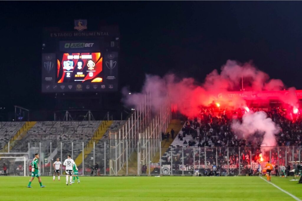 Informe arbitral del Colo-Colo vs Cobresal denuncia bengalas en el Estadio Monumental 