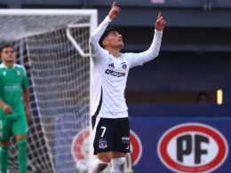 Francisco Marchant celebrando su primer gol con la camiseta de Colo-Colo.