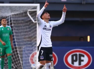 Francisco Marchant celebrando su primer gol con la camiseta de Colo-Colo.