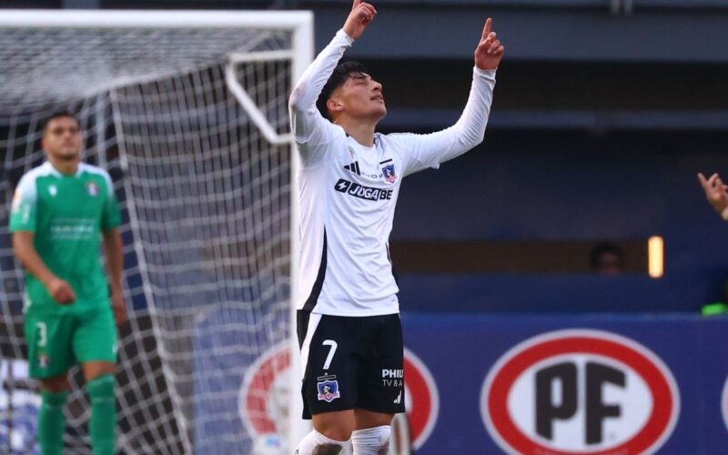 Francisco Marchant celebrando su primer gol con la camiseta de Colo-Colo.