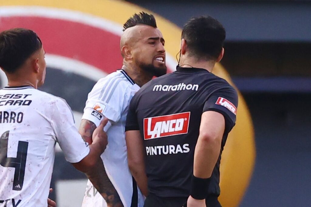 Arturo Vidal y el árbitro, Fernando Véjar.