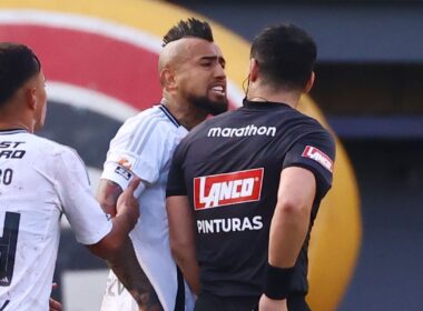 Arturo Vidal y el árbitro, Fernando Véjar.