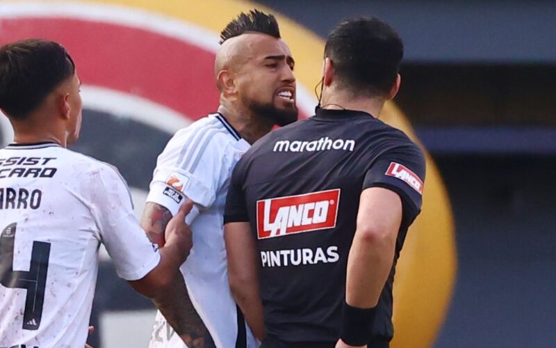 Arturo Vidal y el árbitro, Fernando Véjar.