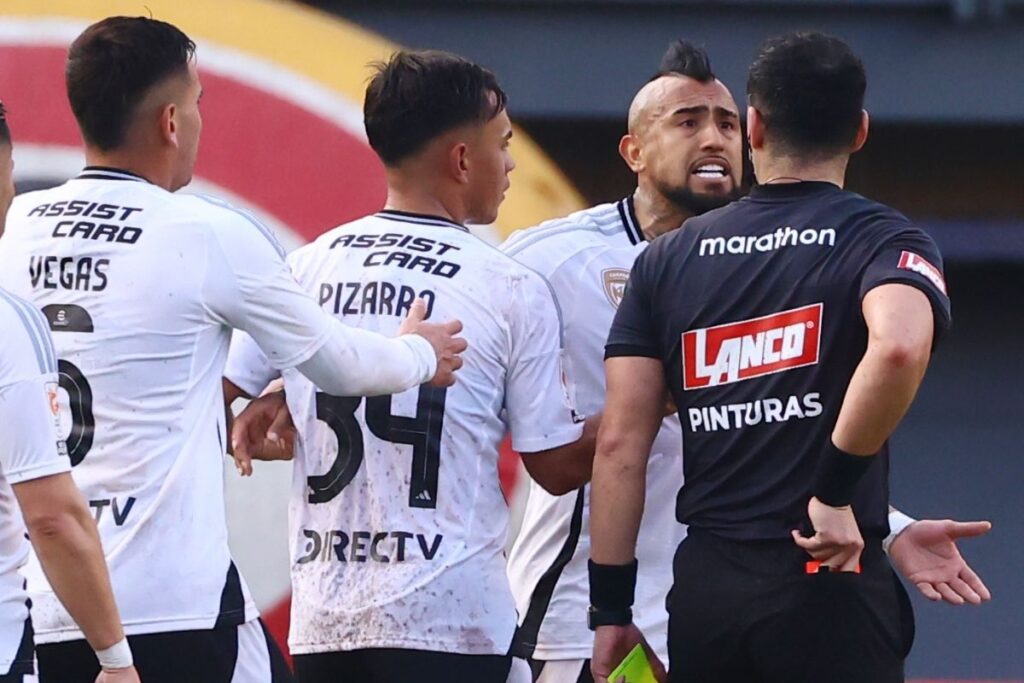 Árbitro Fernando Véjar le muestra tarjeta roja a Arturo Vidal