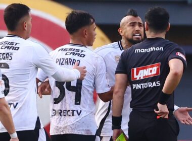 Árbitro Fernando Véjar le muestra tarjeta roja a Arturo Vidal