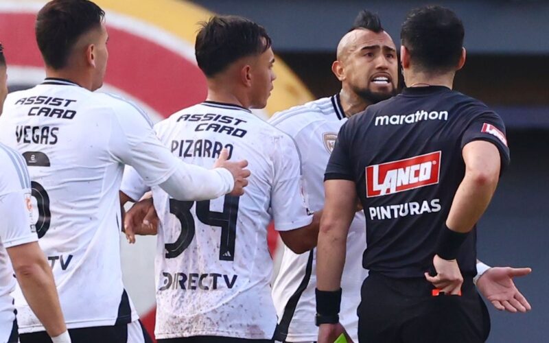 Árbitro Fernando Véjar le muestra tarjeta roja a Arturo Vidal