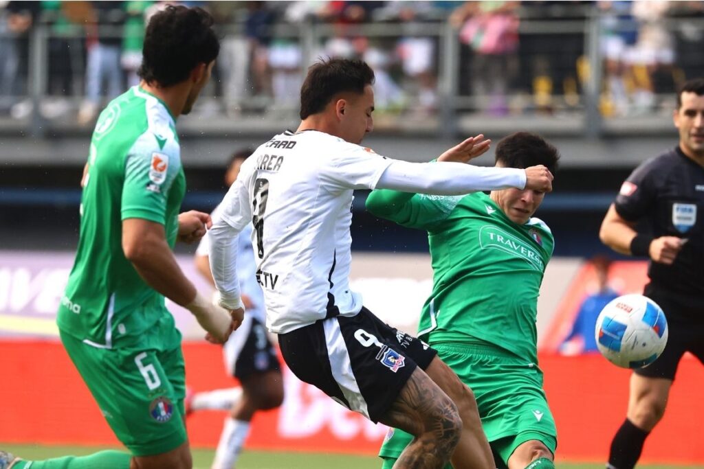 Javier Correa frente a Audax Italiano
