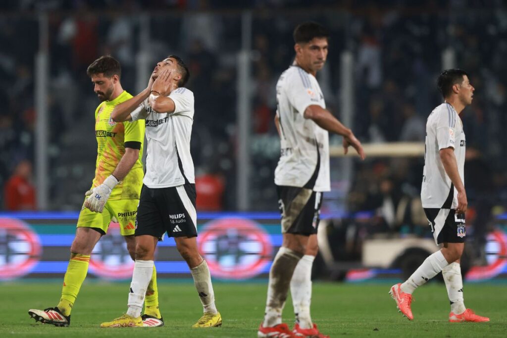 Jugadores de Colo-Colo lamentándose