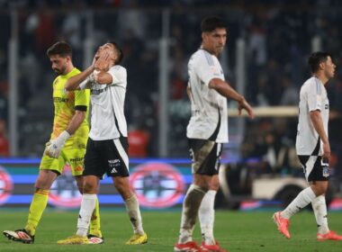 Jugadores de Colo-Colo lamentándose