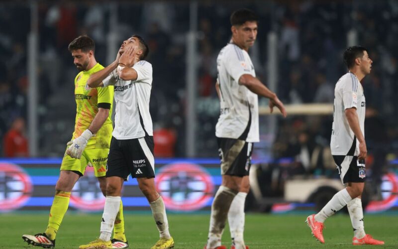 Jugadores de Colo-Colo lamentándose