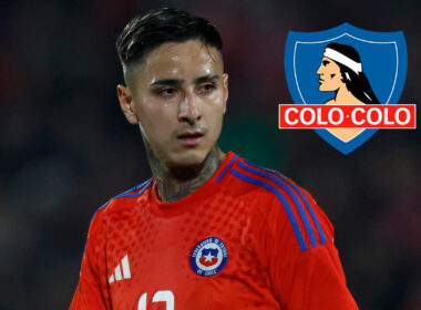 Primer plano de Erick Pulgar con la camisera de La Roja y el escudo de Colo-Colo.