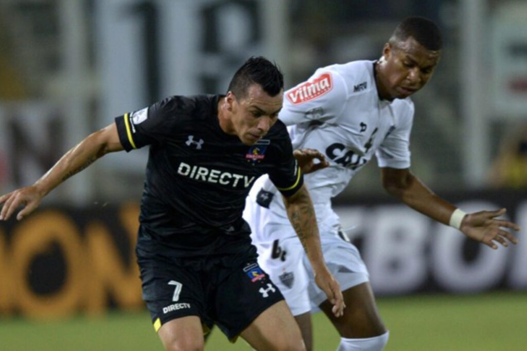 Esteban Paredes y Frickson Erazo en partido de Colo-Colo vs Atlético Mineiro.