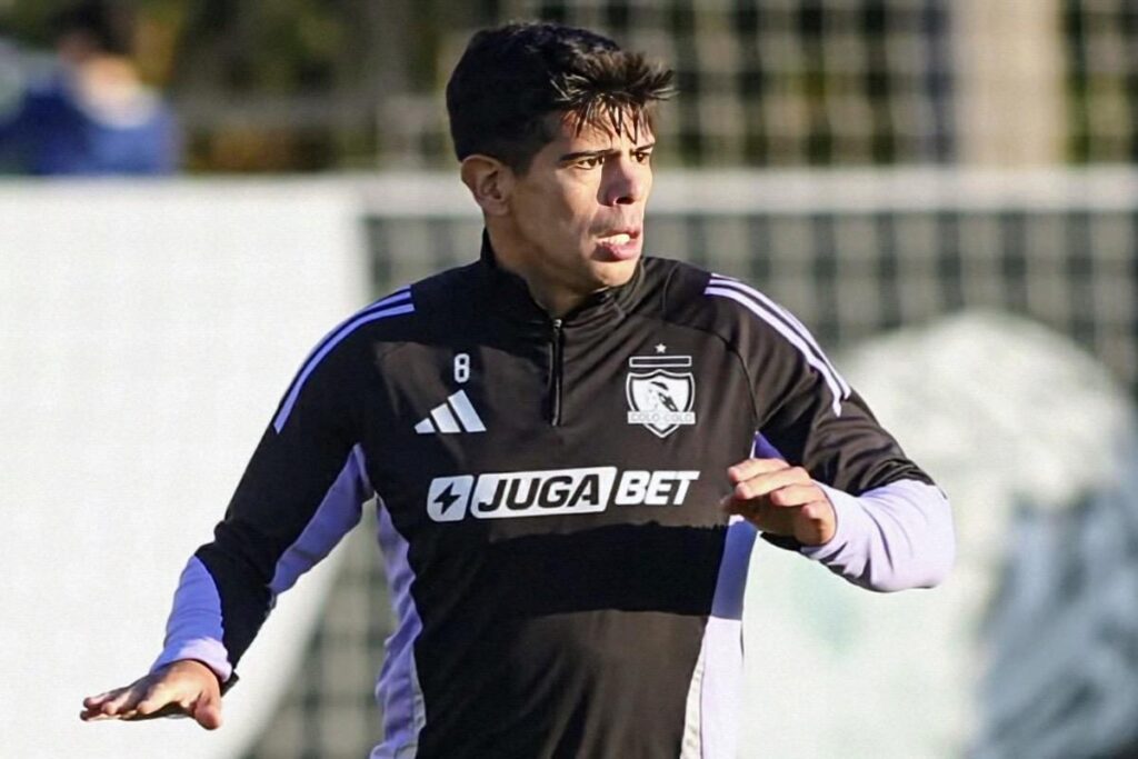 Esteban Pavez con la camiseta de Colo-Colo en un entrenamiento.