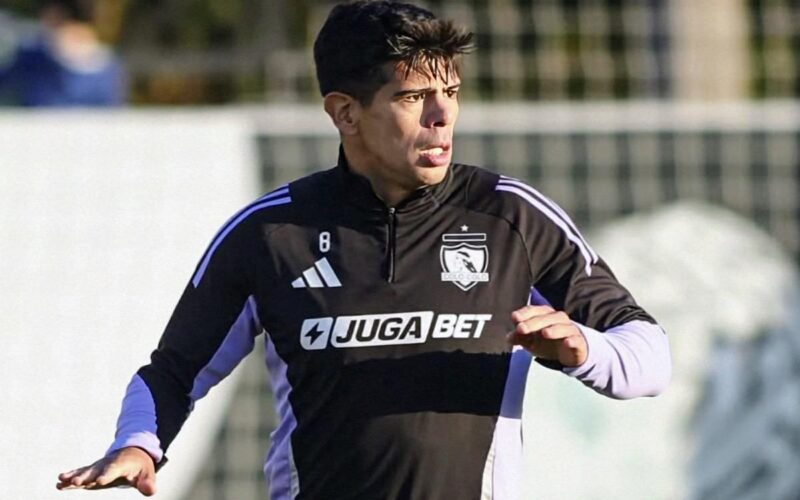 Esteban Pavez con la camiseta de Colo-Colo en un entrenamiento.