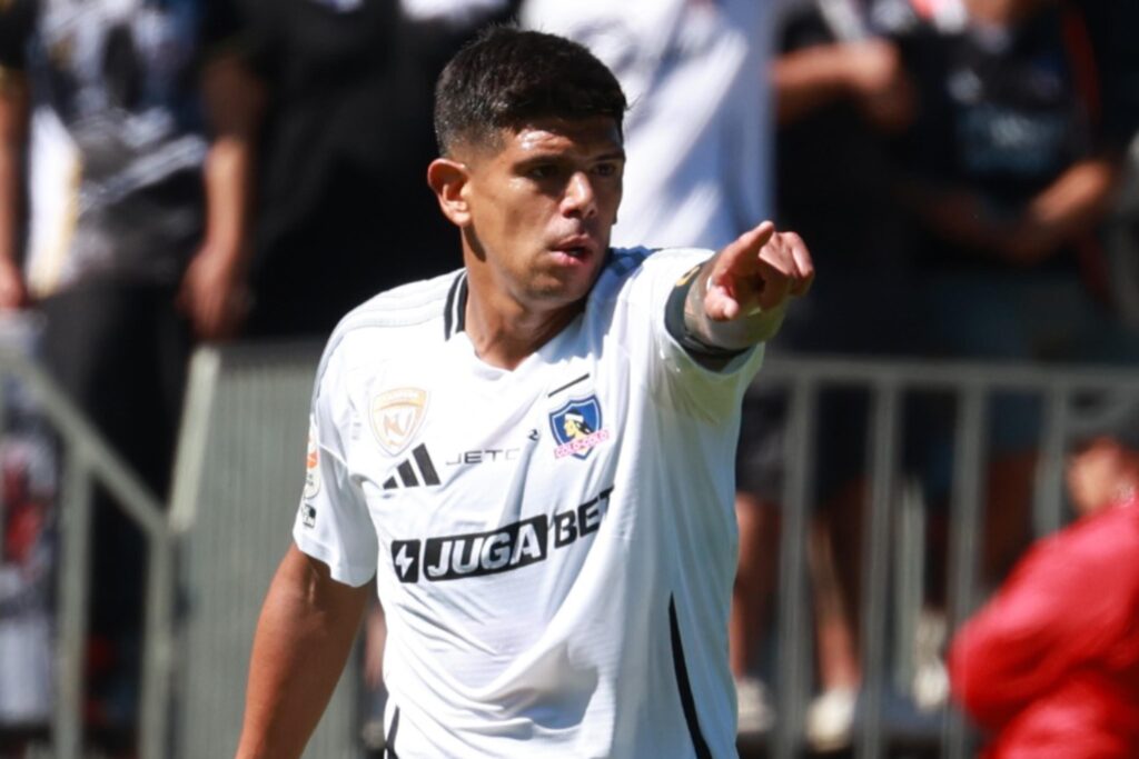 Esteban Pavez con la camiseta de Colo-Colo.