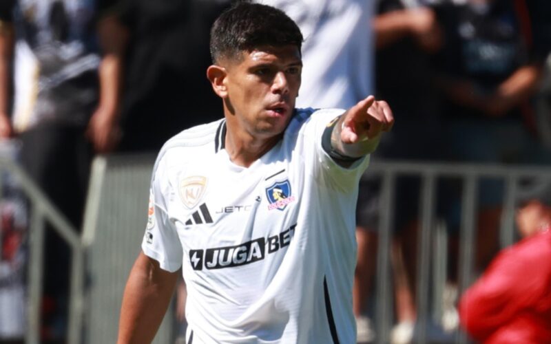 Esteban Pavez con la camiseta de Colo-Colo.