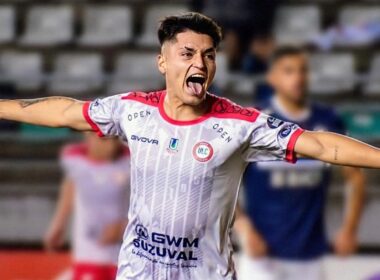 Felipe Yáñez celebrando un gol con la camiseta de Unión la Calera.