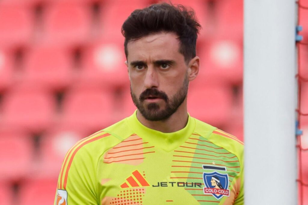 Primer plano a Fernando de Paul con la camiseta de Colo-Colo.
